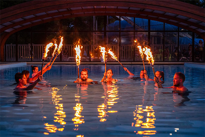 animation nocturne dans la piscine