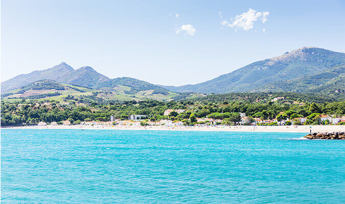 Argelès sur mer et le massif des Albères vus de la mer