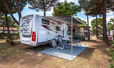 Camping car garé sur un emplacement de camping