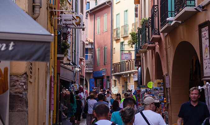 les ruelles pavées et les petits commerces du centre de Collioure