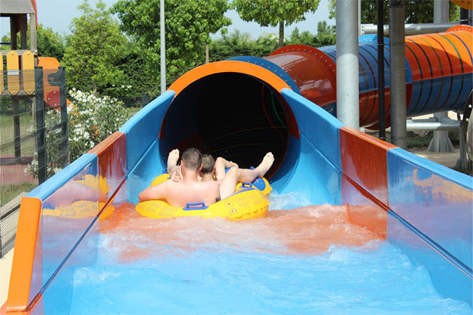 descente en bouée du toboggan aquatique