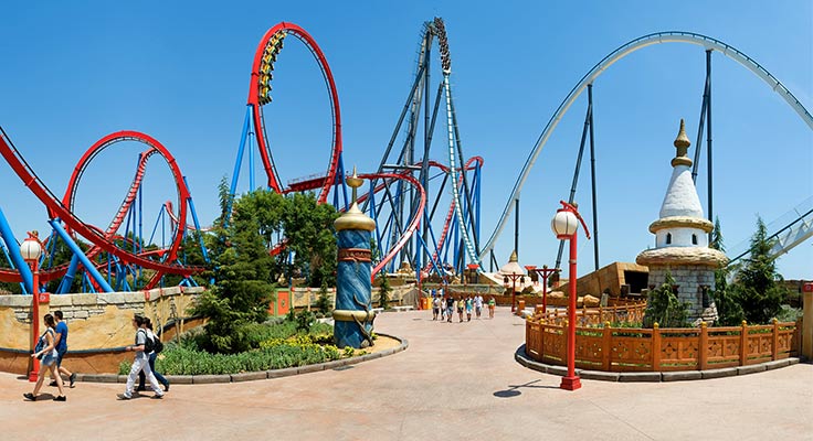 les loopings du parc d'attractions Port Aventura en Espagne