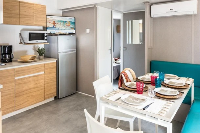 la cuisine tout équipée d'un mobil-home Premium