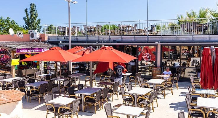 la terrasse du restaurant le 66 dans le camping le Soleil de la Méditerranée à Saint Cyprien