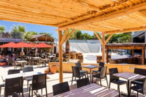 terrasse ombragée du restaurant du camping le Soleil de la Méditerranée